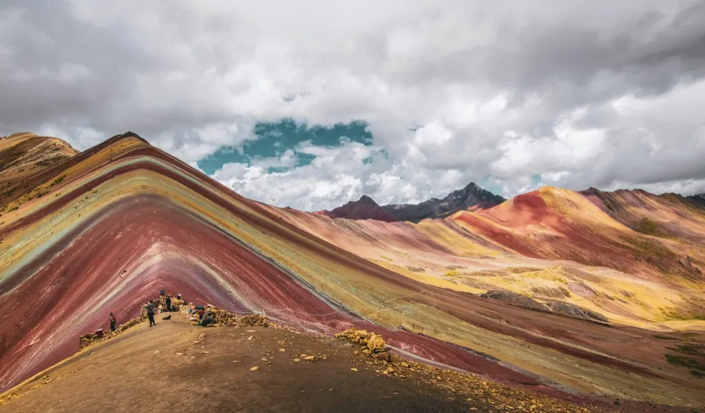 Paysage du Pérou — montagne sous des nuages gris