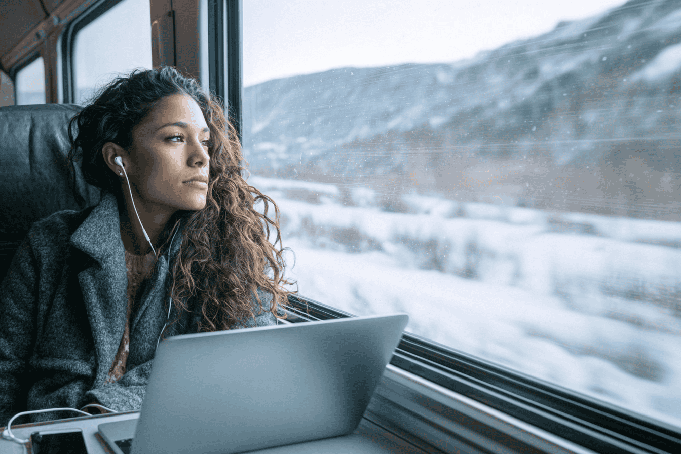 henrik67._A_young_Latina_SaaS_founder_on_a_long-distance_trai_33bce64c-c65a-4769-8dc0-9e650a6a729c_3